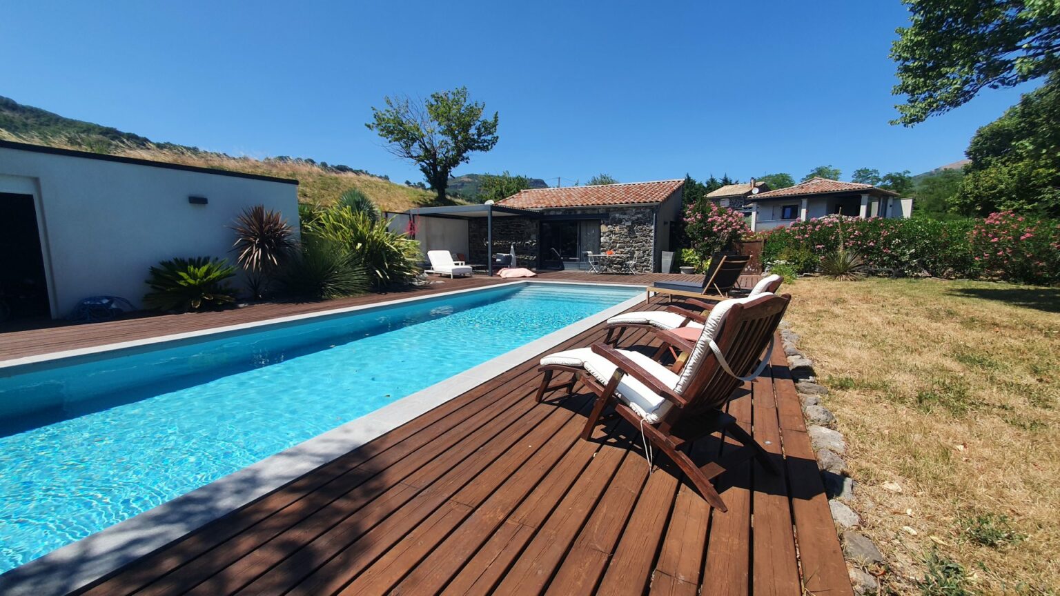 Logement à Saint-Vincent-de-Barrès en Ardèche avec piscine, préparé en location saisonnière.